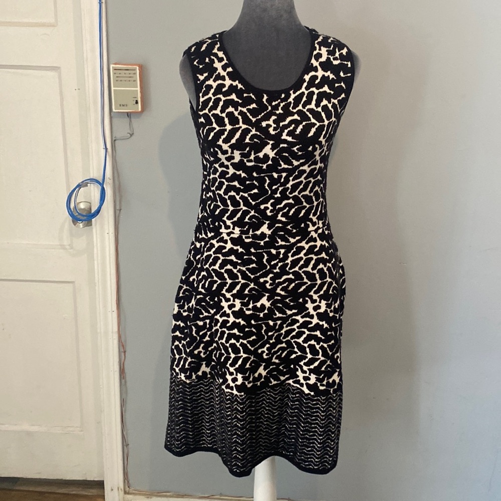 Established 1962 sweater dress black & white